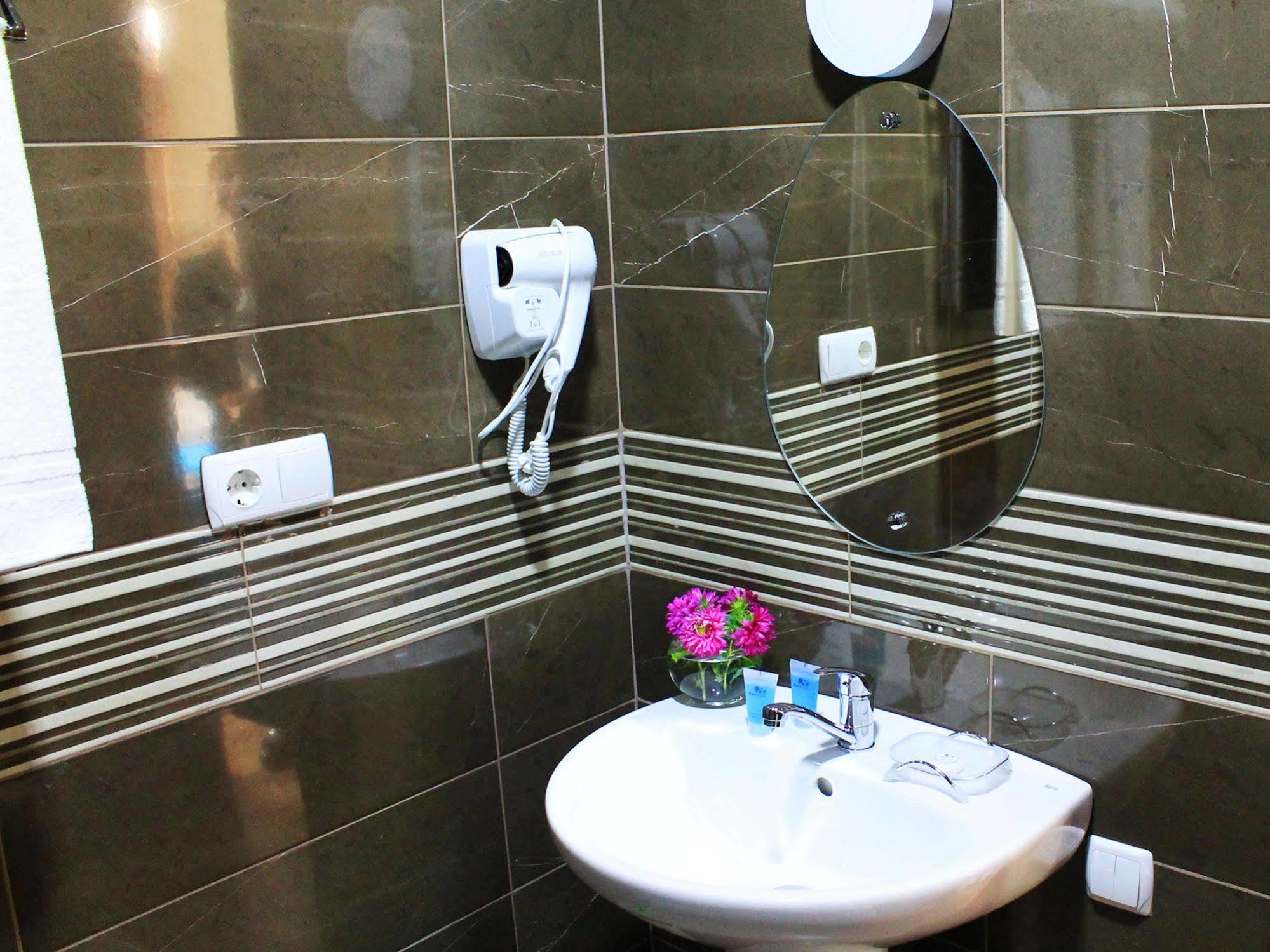 Rogalux Blue Hotel Tbilisi Buitenkant foto